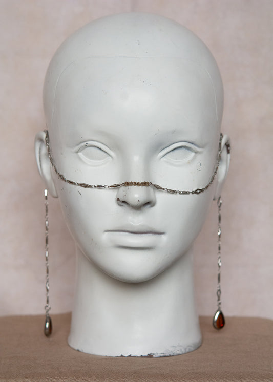 Bijou facial en chaîne motif losange et cristaux fumés. Accessoire rituel inspiré de l’Égypte mystique, sobre et structuré. Look alternatif, festival, boho.