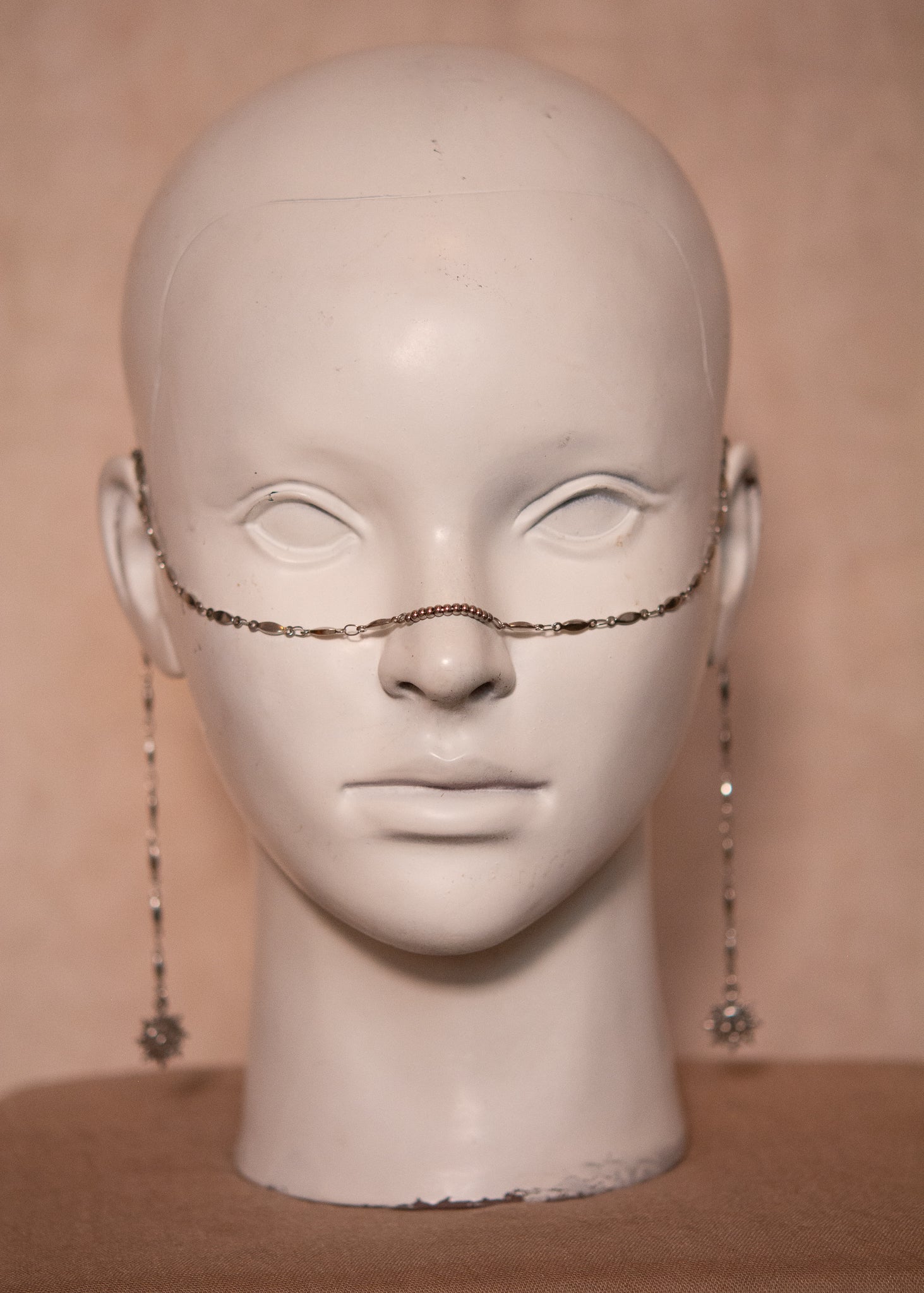 Chaîne de visage en acier inox avec charms soleils vintage. Bijou bohème et astral, contraste subtil entre lumière et métal froid. Bijou facila festival, costume, photoshoot.