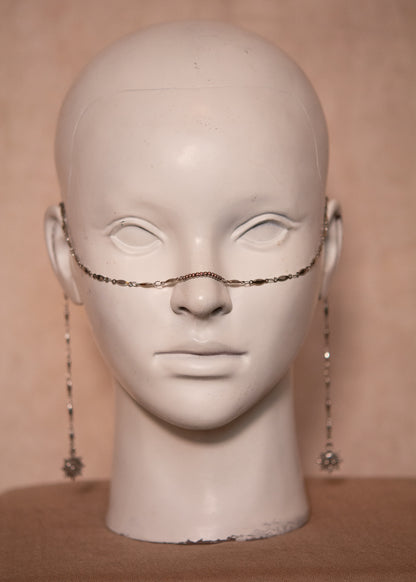 Chaîne de visage en acier inox avec charms soleils vintage. Bijou bohème et astral, contraste subtil entre lumière et métal froid. Bijou facila festival, costume, photoshoot.