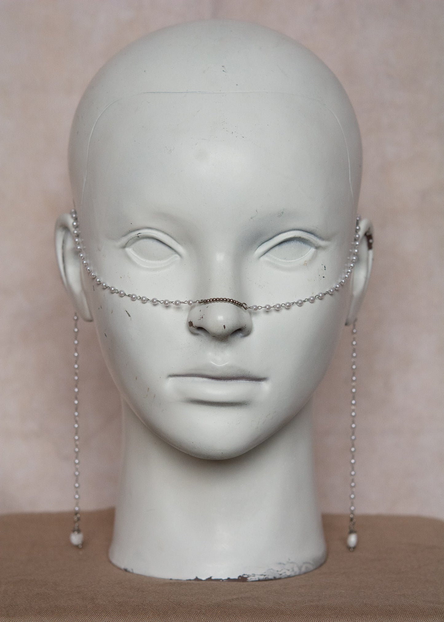 Bijou facial avec perles synthétiques et pierre de lune brute. Accessoire festival au style bohème, pour look mystique ou féerique.