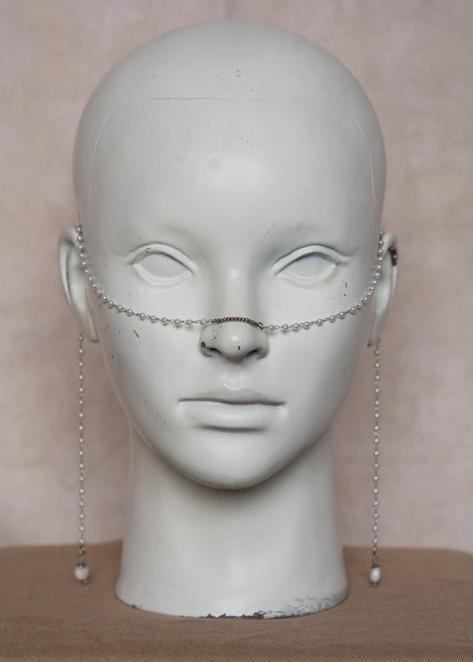 Bijou facial avec perles synthétiques et pierre de lune brute. Accessoire festival au style bohème, pour look mystique ou féerique.