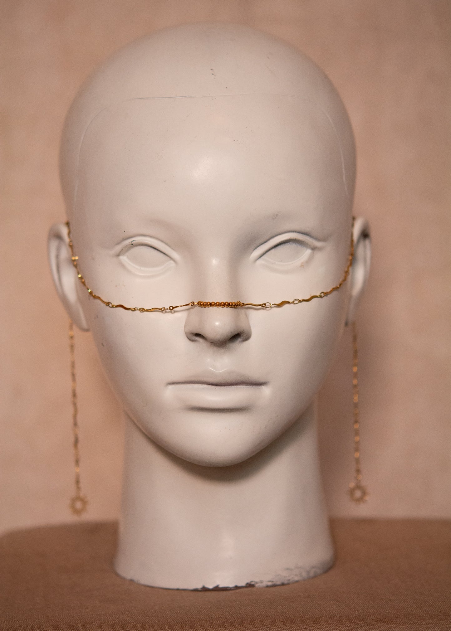 Chaîne de visage dorée fine en vaguelettes avec soleils. Bijou lumineux, look bohème chic et solaire, inspiration orientale.