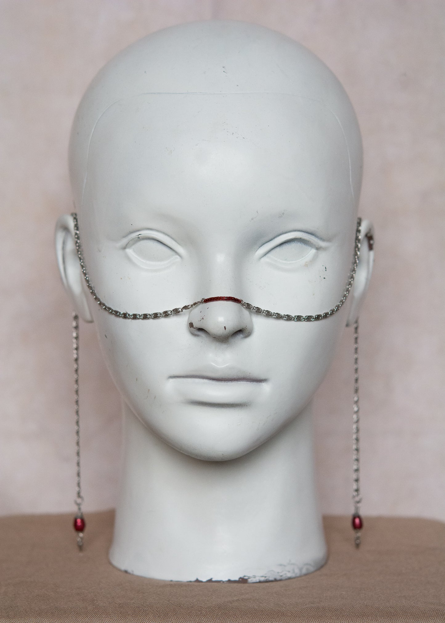 Bijou facial enchaîne géométrique avec perles de rocaille et perles d’eau douce teintées. Bijou alternatif, festival, photoshoot, look audacieux.