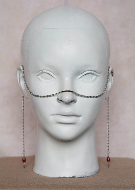 Bijou facial enchaîne géométrique avec perles de rocaille et perles d’eau douce teintées. Bijou alternatif, festival, photoshoot, look audacieux.