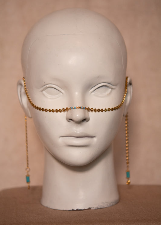 Chaîne de visage dorée inspirée de l’Orient avec perles bleues et turquoises. Bijou éclatant pour look bohème chic.