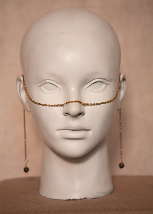 Chaîne de visage dorée avec perles de pyrite. Bijou brut, structuré, à l’énergie minérale, parfait look mystique audacieux. Bijou facial unisexe.