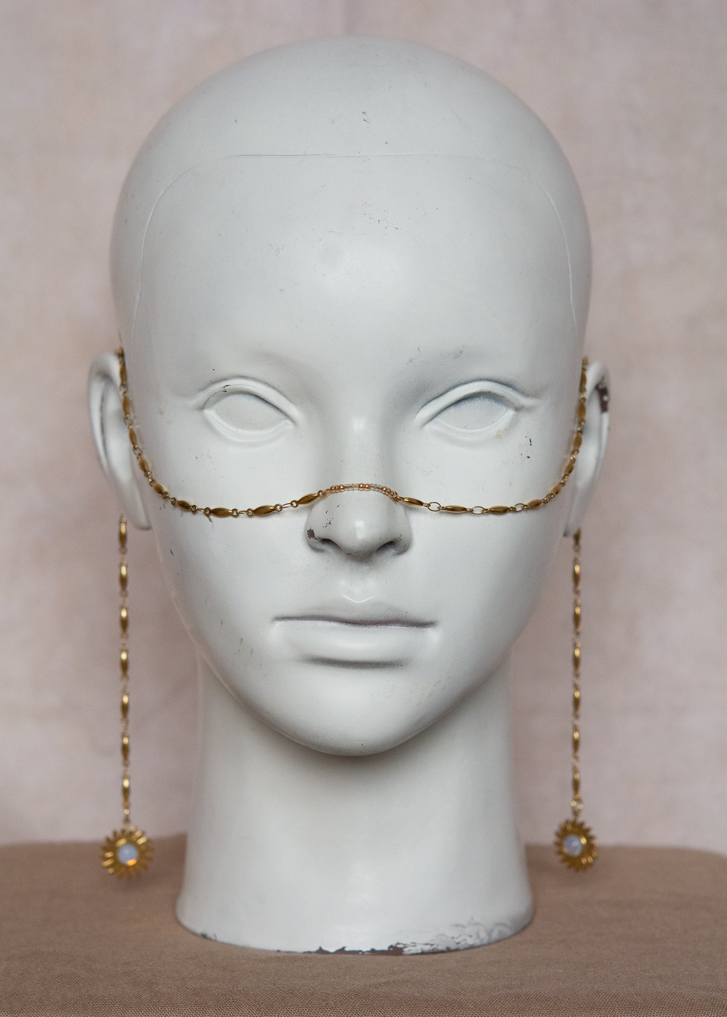 Bijou facial en acier inoxydable doré avec perles transparentes et soleils incrustés d’opaline. Accessoire solaire au style mystique et précieux. Look bohème.