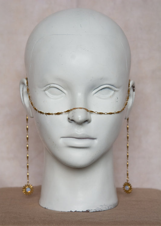 Bijou facial en acier inoxydable doré avec perles transparentes et soleils incrustés d’opaline. Accessoire solaire au style mystique et précieux. Look bohème.