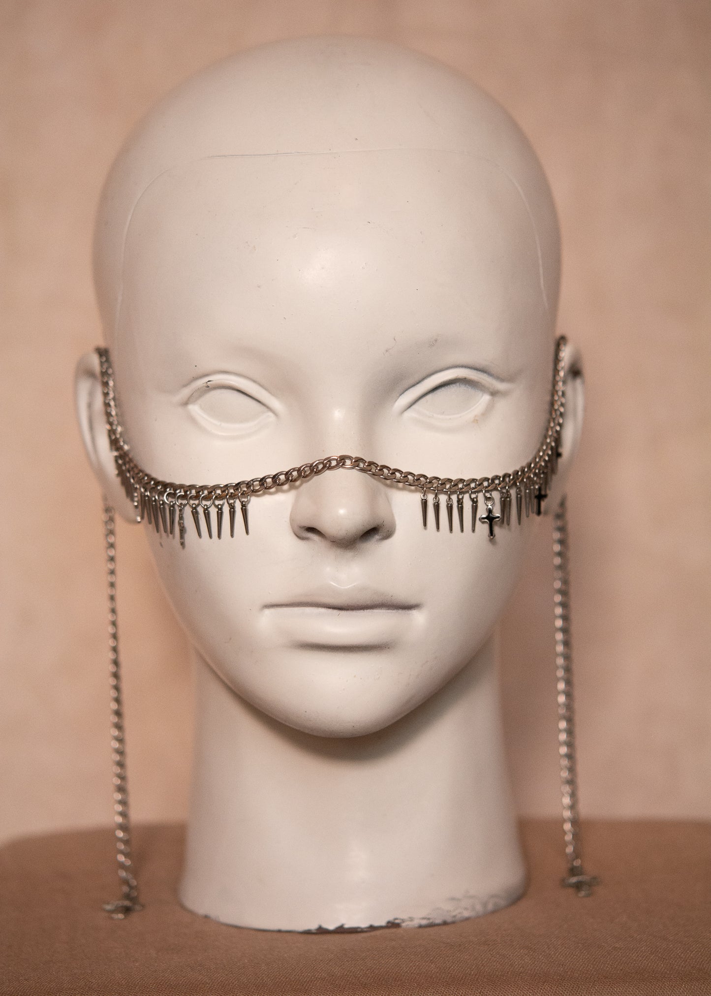 Chaîne de visage avec croix noires en émail et croix métal. Bijou oracle, look mystique, shamanique ou costume rituel.