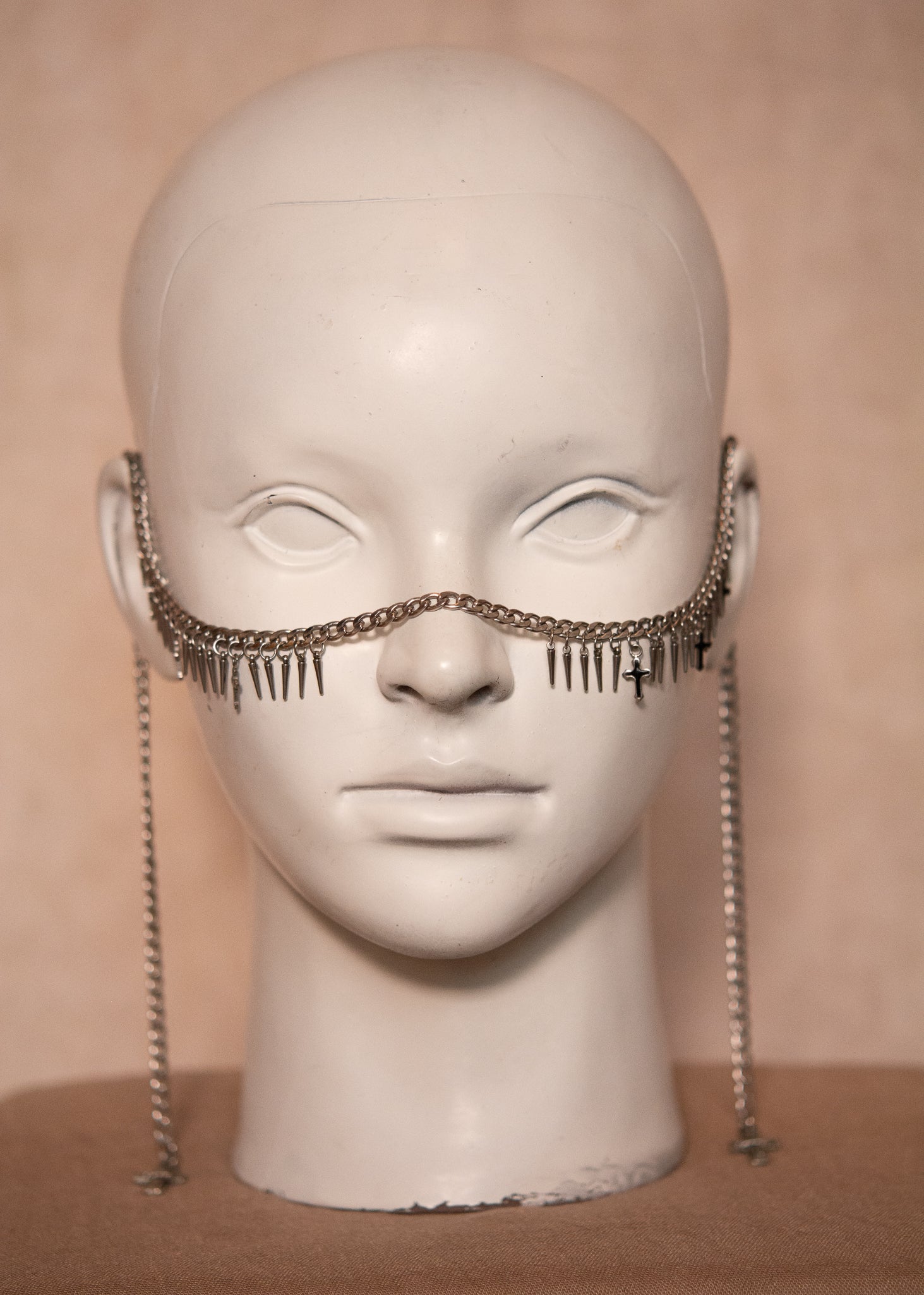 Chaîne de visage avec croix noires en émail et croix métal. Bijou oracle, look mystique, shamanique ou costume rituel.