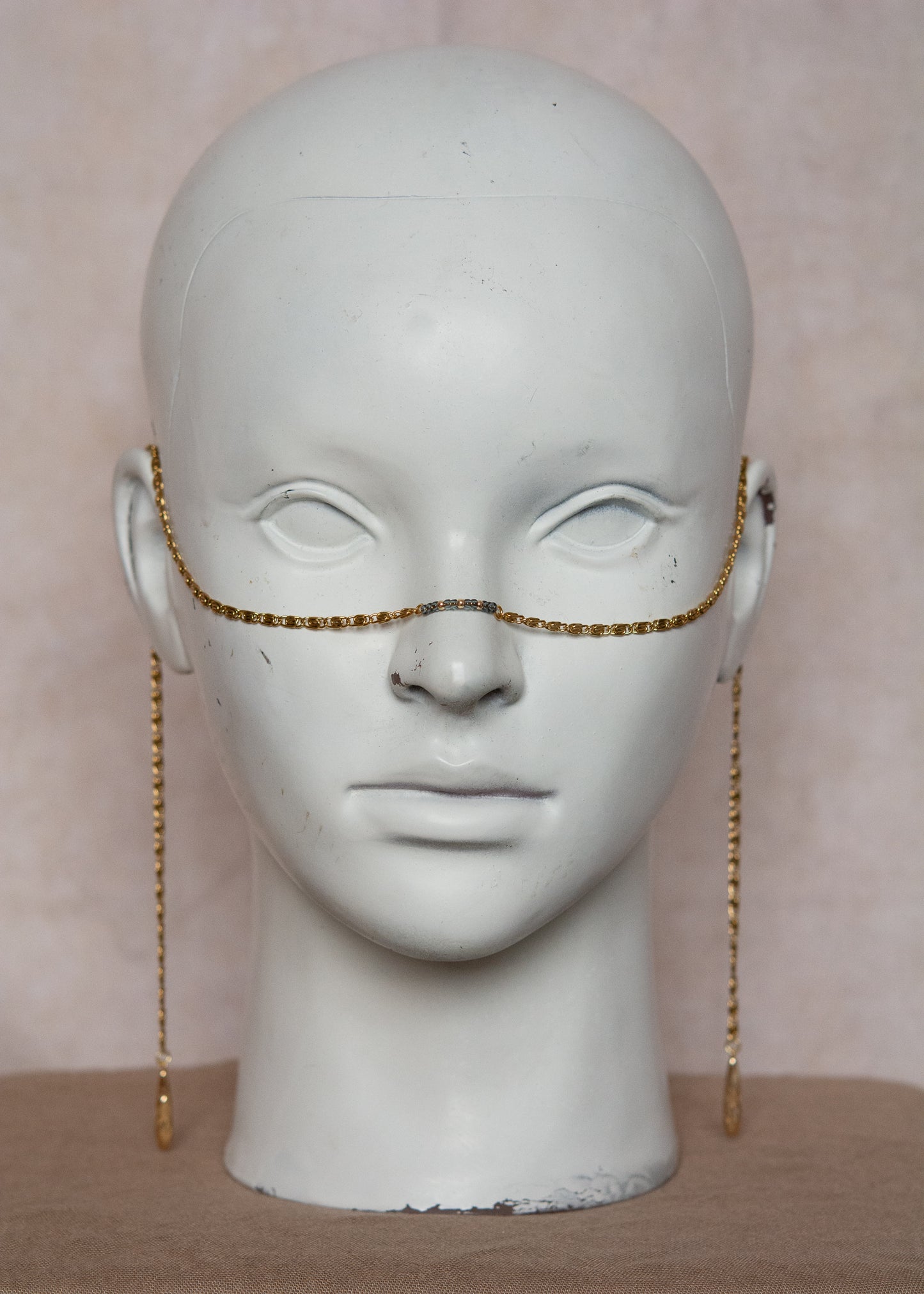 Bijou facial en chaîne d'acier inoxydable plaqué or, perles grises Miyuki et pendentifs dorés 18 carats. Accessoire précieux, look bohème. Bijou festival.