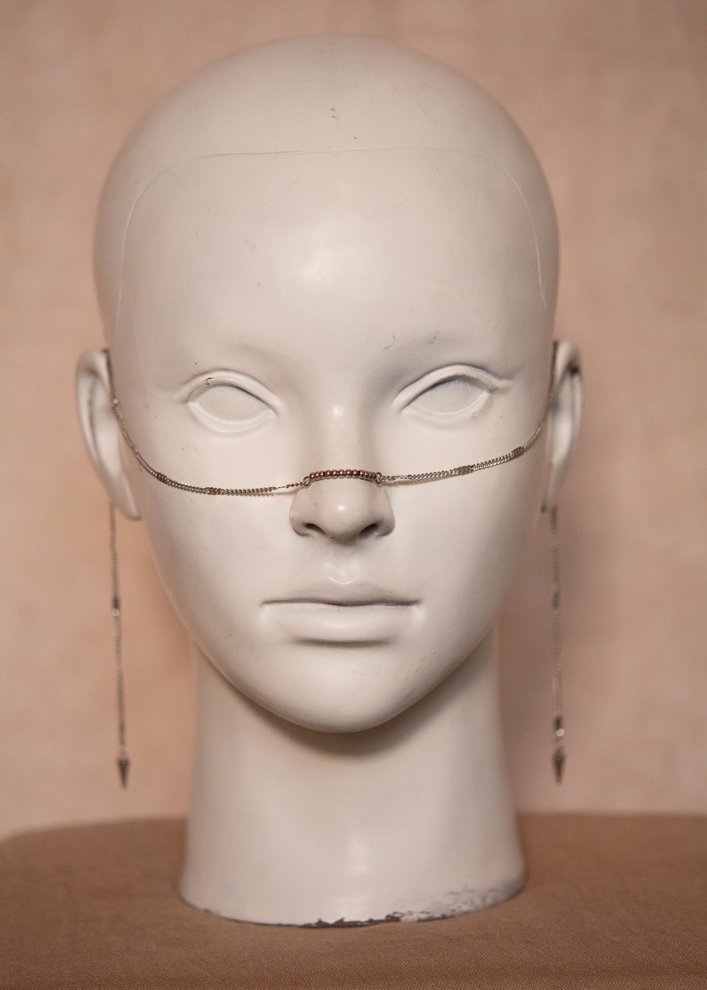 Chaîne visage fine argentée légère et délicate. Bijou discret, idéal look minimaliste mais original.