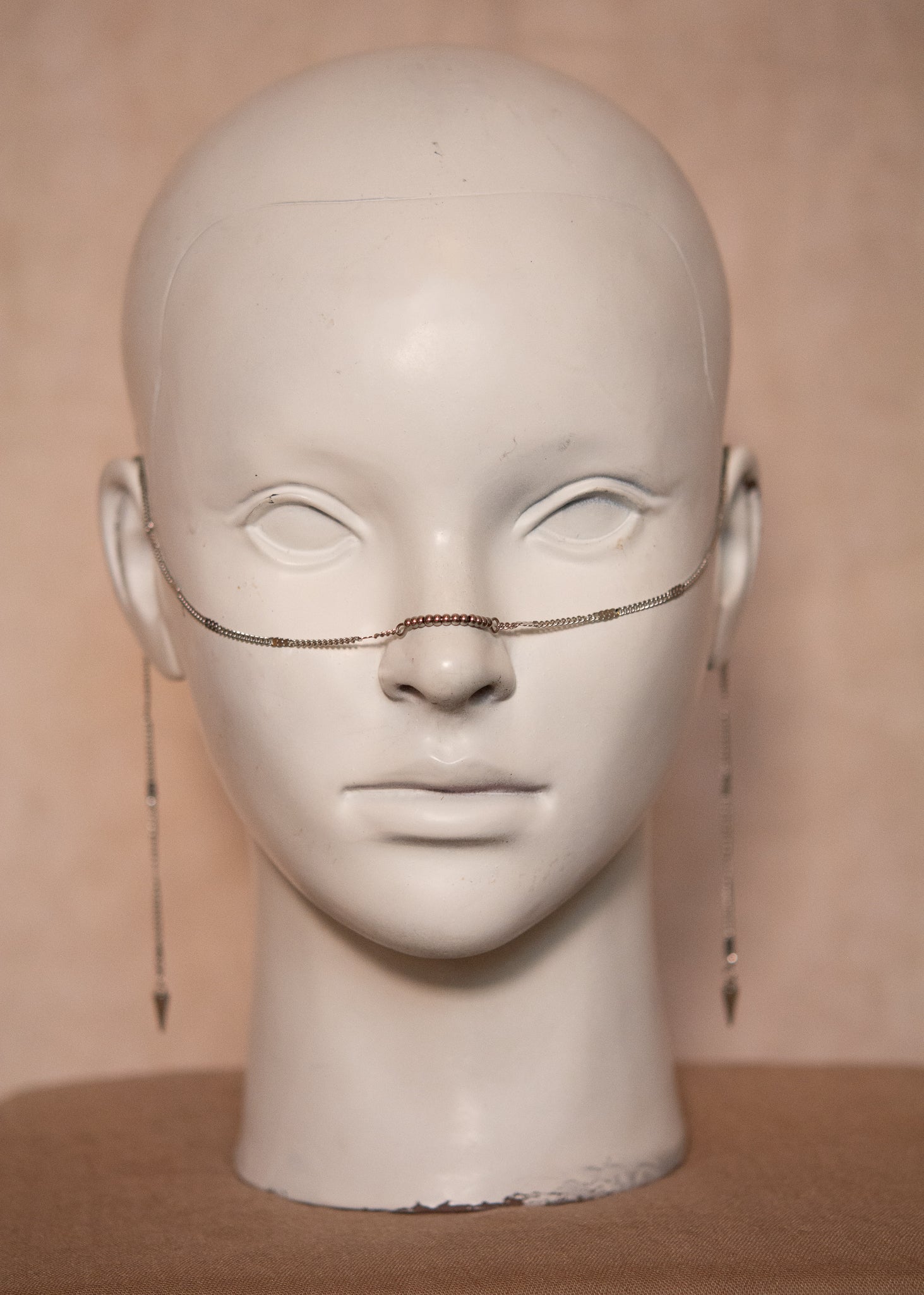 Chaîne visage fine argentée légère et délicate. Bijou discret, idéal look minimaliste mais original.