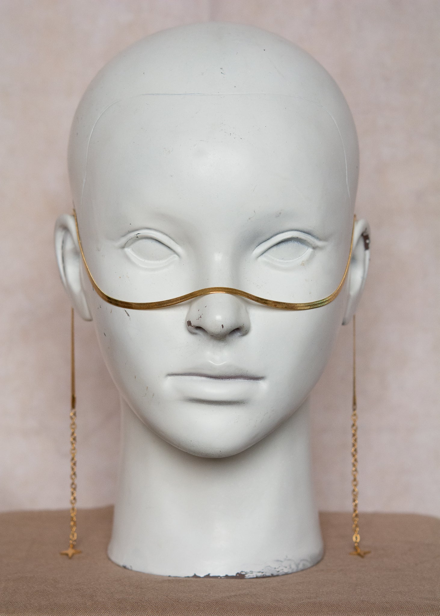 Bijou facial en chaîne d'acier inoxydable plaqué or, avec étoiles dorées. Accessoire céleste et minimaliste. Look boho mystique, bijou festival, photoshoot.