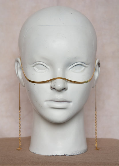 Bijou facial en chaîne d'acier inoxydable plaqué or, avec étoiles dorées. Accessoire céleste et minimaliste. Look boho mystique, bijou festival, photoshoot.