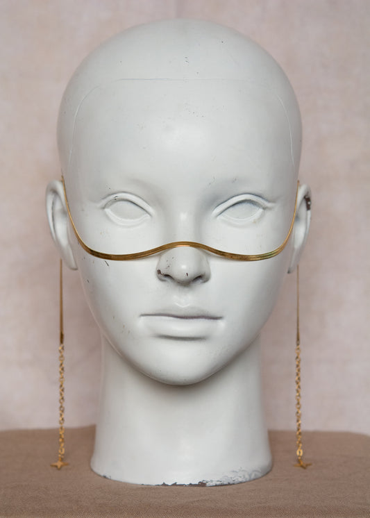 Bijou facial en chaîne d'acier inoxydable plaqué or, avec étoiles dorées. Accessoire céleste et minimaliste. Look boho mystique, bijou festival, photoshoot.