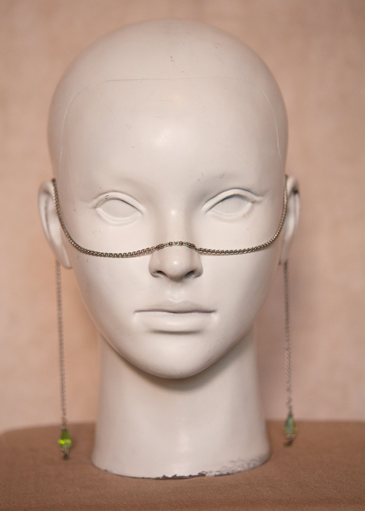 Chaîne argentée avec cristaux et perles vertes translucides. Bijou facial délicat inspiré des nymphes des légendes anciennes.