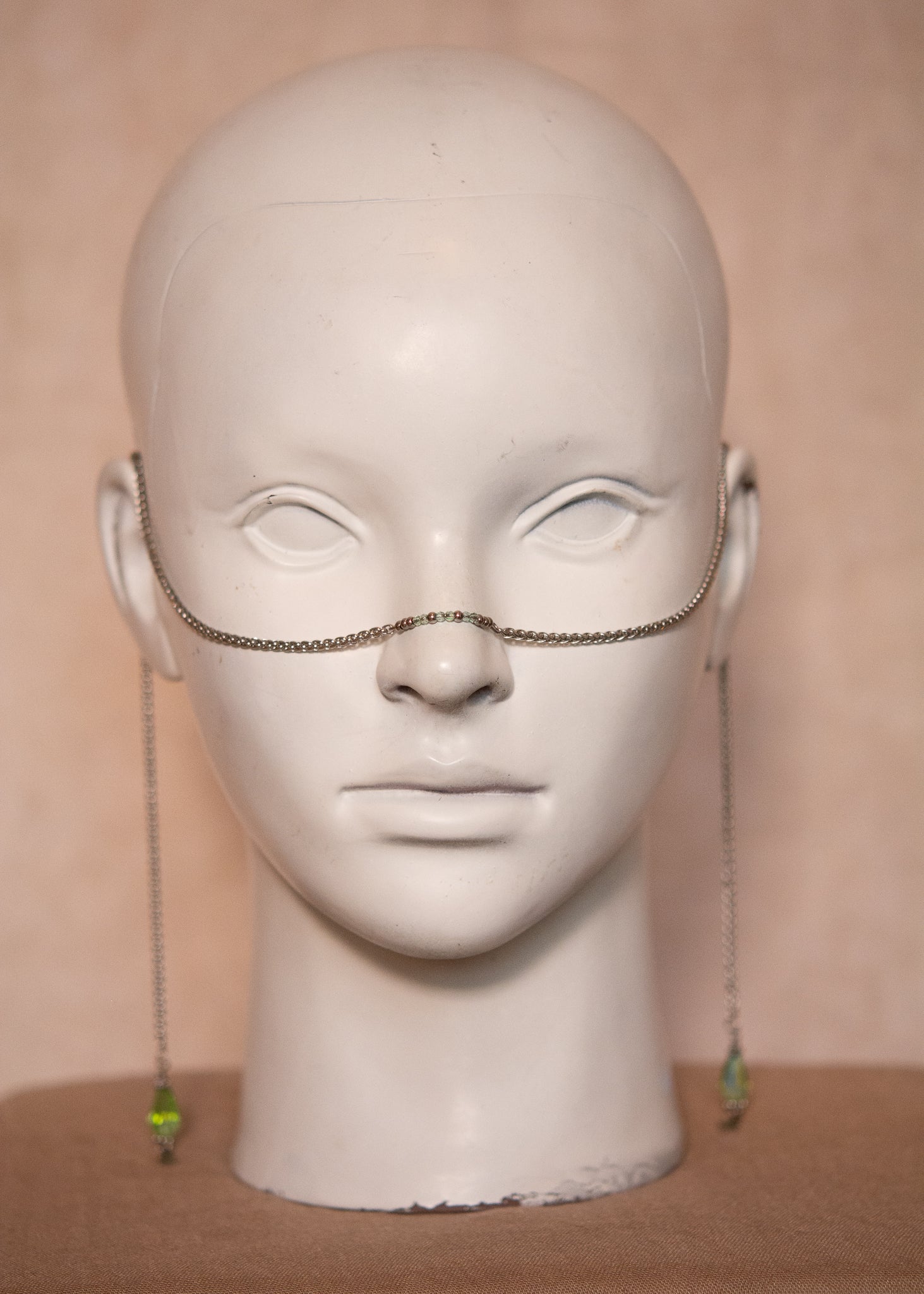 Chaîne argentée avec cristaux et perles vertes translucides. Bijou facial délicat inspiré des nymphes des légendes anciennes.