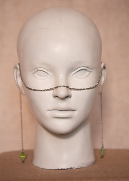 Chaîne argentée avec cristaux et perles vertes translucides. Bijou facial délicat inspiré des nymphes des légendes anciennes.