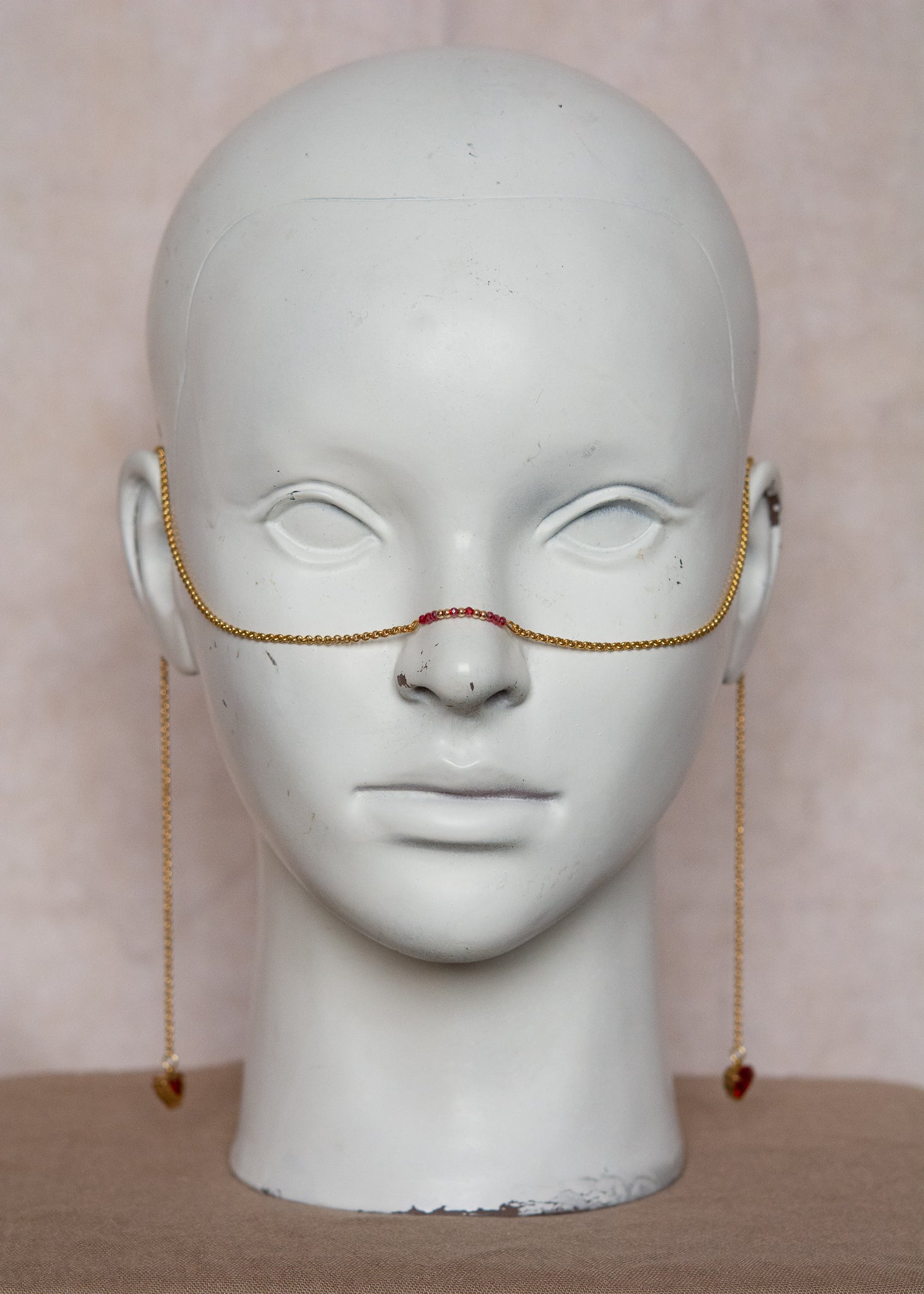 Bijou facial en chaîne d'acier inoxydable plaqué or avec perles rouges et cœurs en zircon. Accessoire romantique et vibrant. Bijou alternatif bohème, mystique.