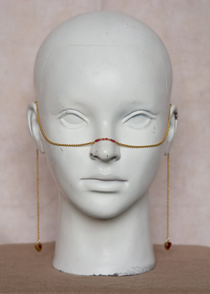 Bijou facial en chaîne d'acier inoxydable plaqué or avec perles rouges et cœurs en zircon. Accessoire romantique et vibrant. Bijou alternatif bohème, mystique.