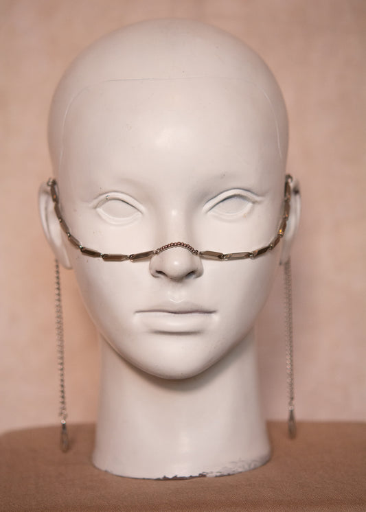 Chaîne de visage en acier inox argenté au design anguleux. Bijou unisexe inspiré du dieu de la guerre, idéal look guerrier, tribal ou costume antique.