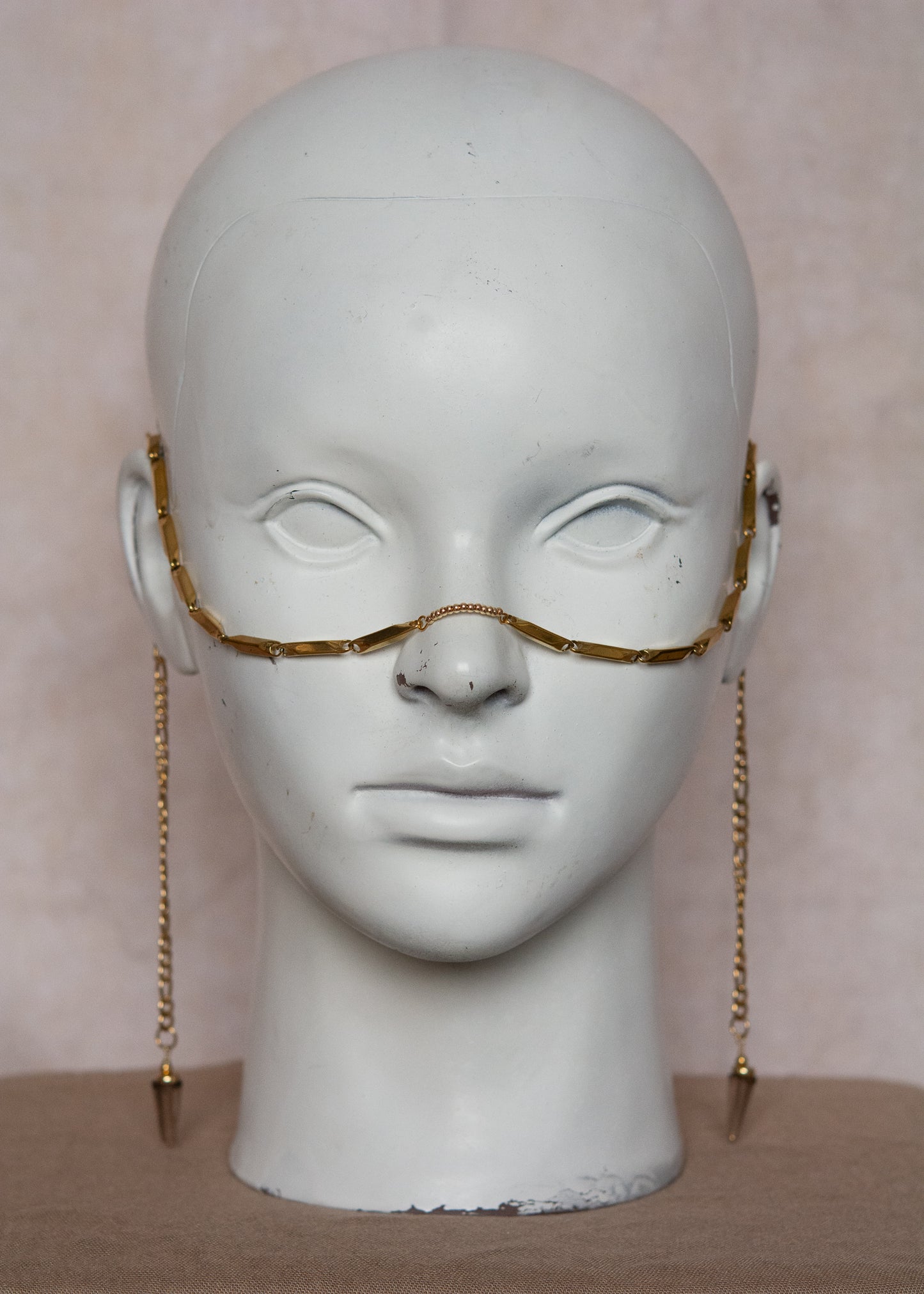 Bijou facial en chaîne d'acier inoxydable plaqué or avec maillons structurés et perles synthétiques fumées. Accessoire inspiré des Amazones.