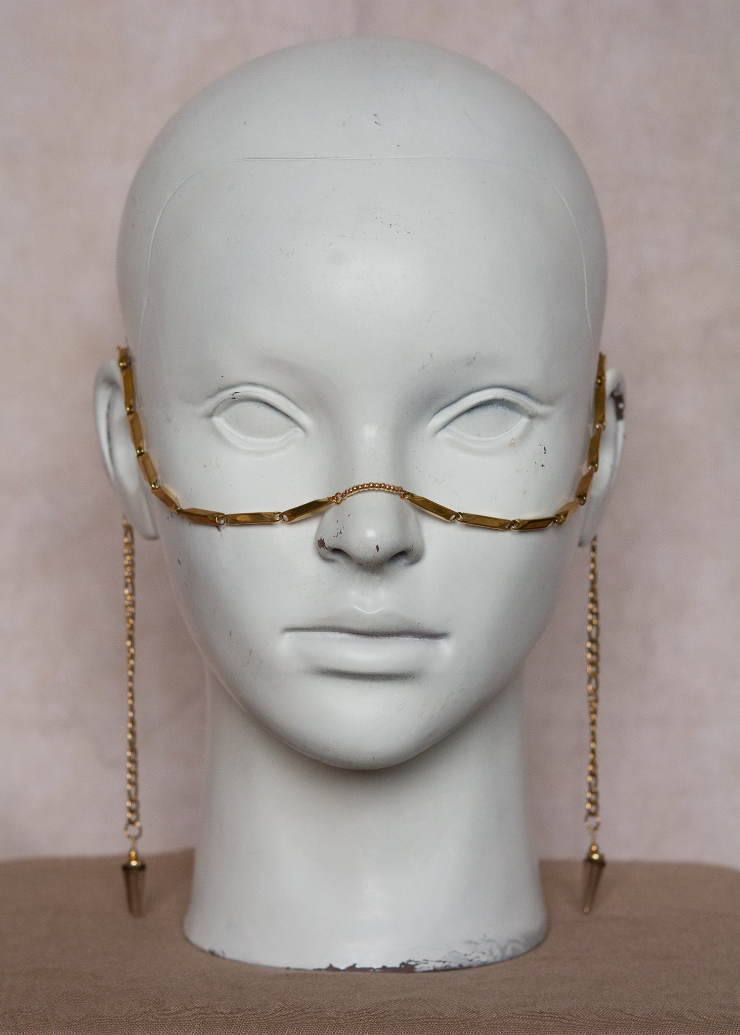 Bijou facial en chaîne d'acier inoxydable plaqué or avec maillons structurés et perles synthétiques fumées. Accessoire inspiré des Amazones.