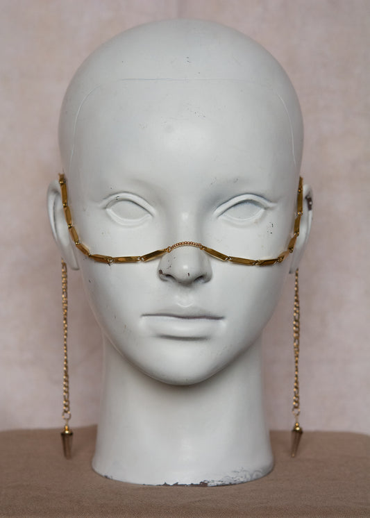 Bijou facial en chaîne d'acier inoxydable plaqué or avec maillons structurés et perles synthétiques fumées. Accessoire inspiré des Amazones.