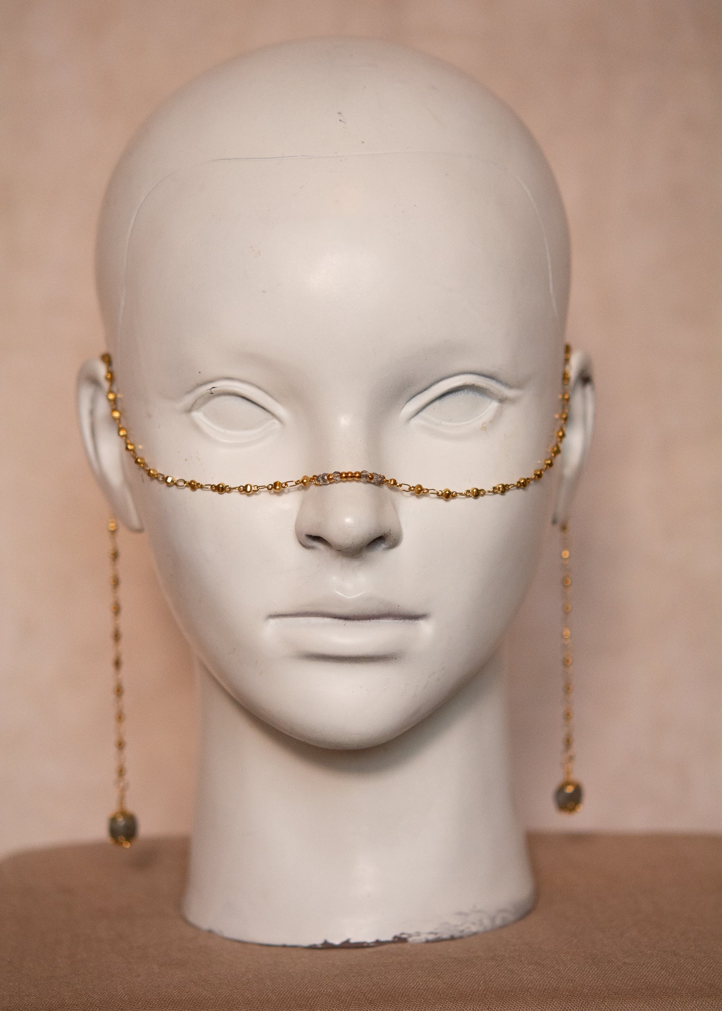 Chaîne dorée avec labradorite blanche aux reflets gris. Bijou fluide et mystique inspiré de la mythologie grecque, idéal pour look antique ou ésotérique.