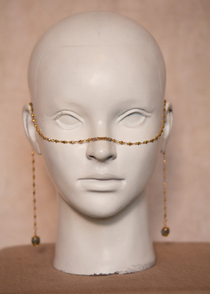 Chaîne dorée avec labradorite blanche aux reflets gris. Bijou fluide et mystique inspiré de la mythologie grecque, idéal pour look antique ou ésotérique.