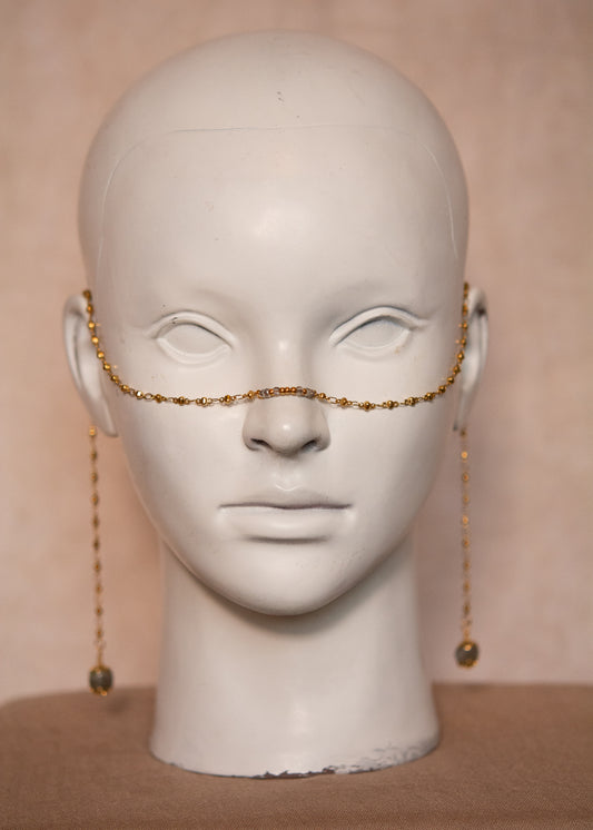 Chaîne dorée avec labradorite blanche aux reflets gris. Bijou fluide et mystique inspiré de la mythologie grecque, idéal pour look antique ou ésotérique.