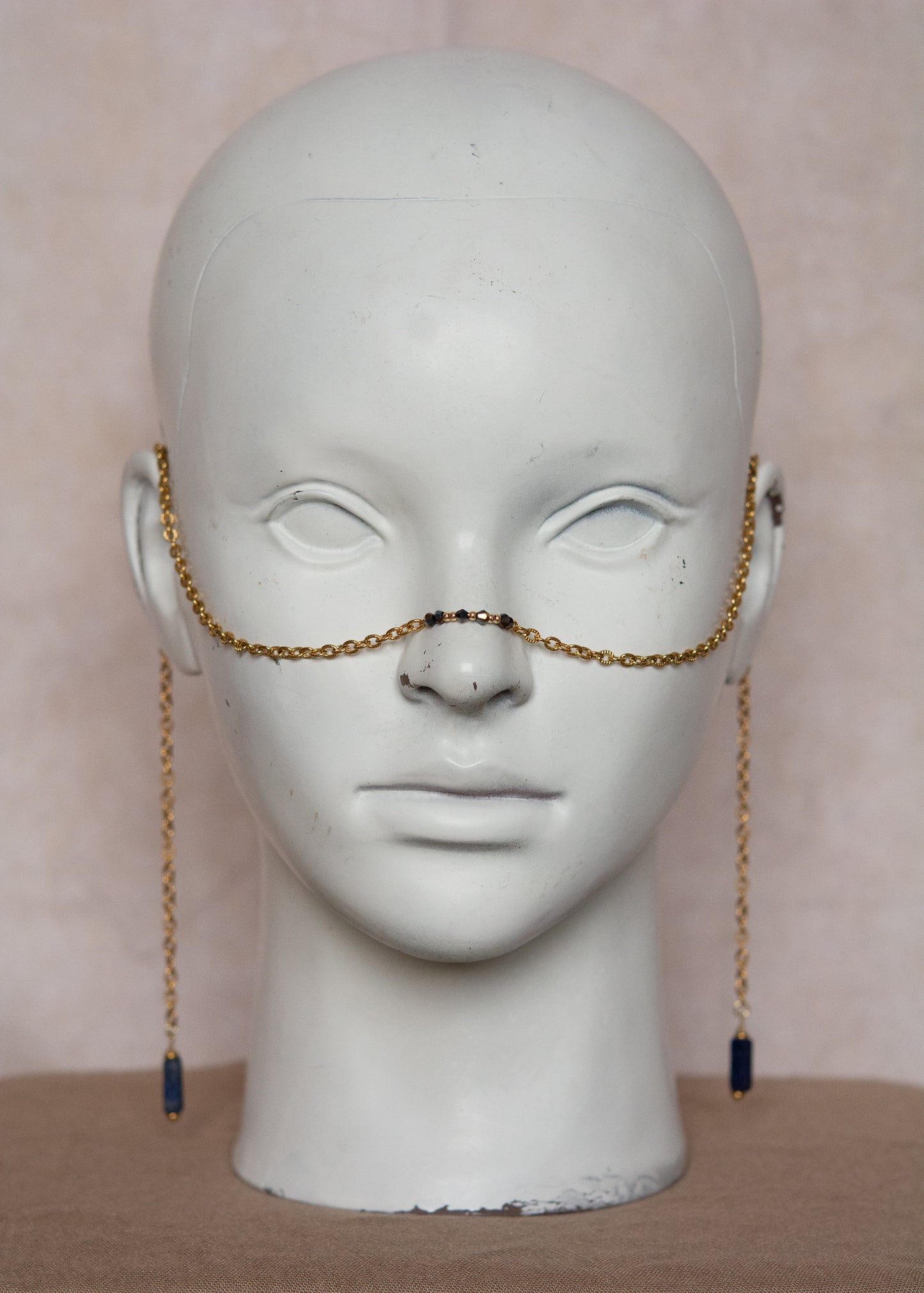 Bijou facial en chaîne d'acier inoxydable plaqué or avec pierres de lapis lazuli et cristaux aux reflets irisés. Accessoire inspiré de l’Égypte antique.