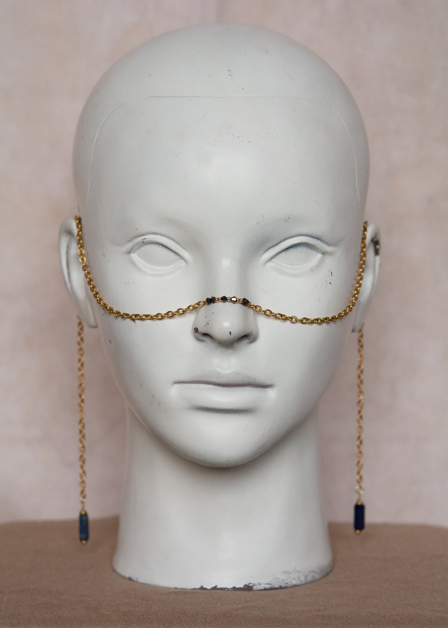 Bijou facial en chaîne d'acier inoxydable plaqué or avec pierres de lapis lazuli et cristaux aux reflets irisés. Accessoire inspiré de l’Égypte antique.