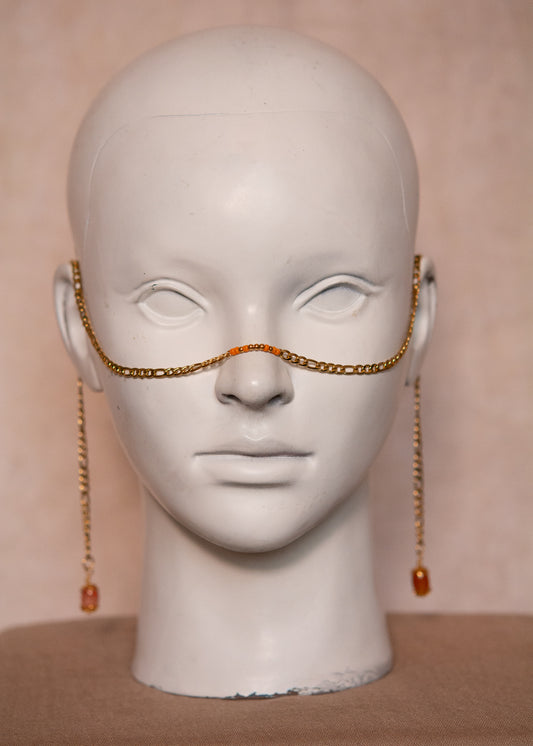 Chaîne de visage dorée avec pierres d'agate orange. Bijou solaire et vibrant pour look festival, bohème ou rituel lumineux.