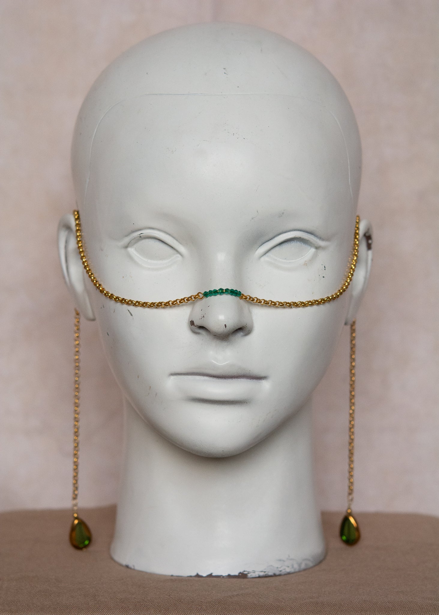 Bijou facial chaîne d'acier inoxydable plaqué or avec cristaux vert émeraude et perles synthétiques vert doré. Accessoire bohème festival, costume, photoshoot.