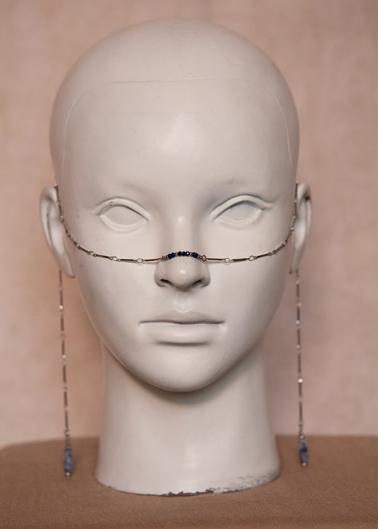 Chaîne de visage argentée avec cristaux bleus et sodalite. Bijou mystique et structuré inspiré du dieu des rêves, parfait pour un look céleste.