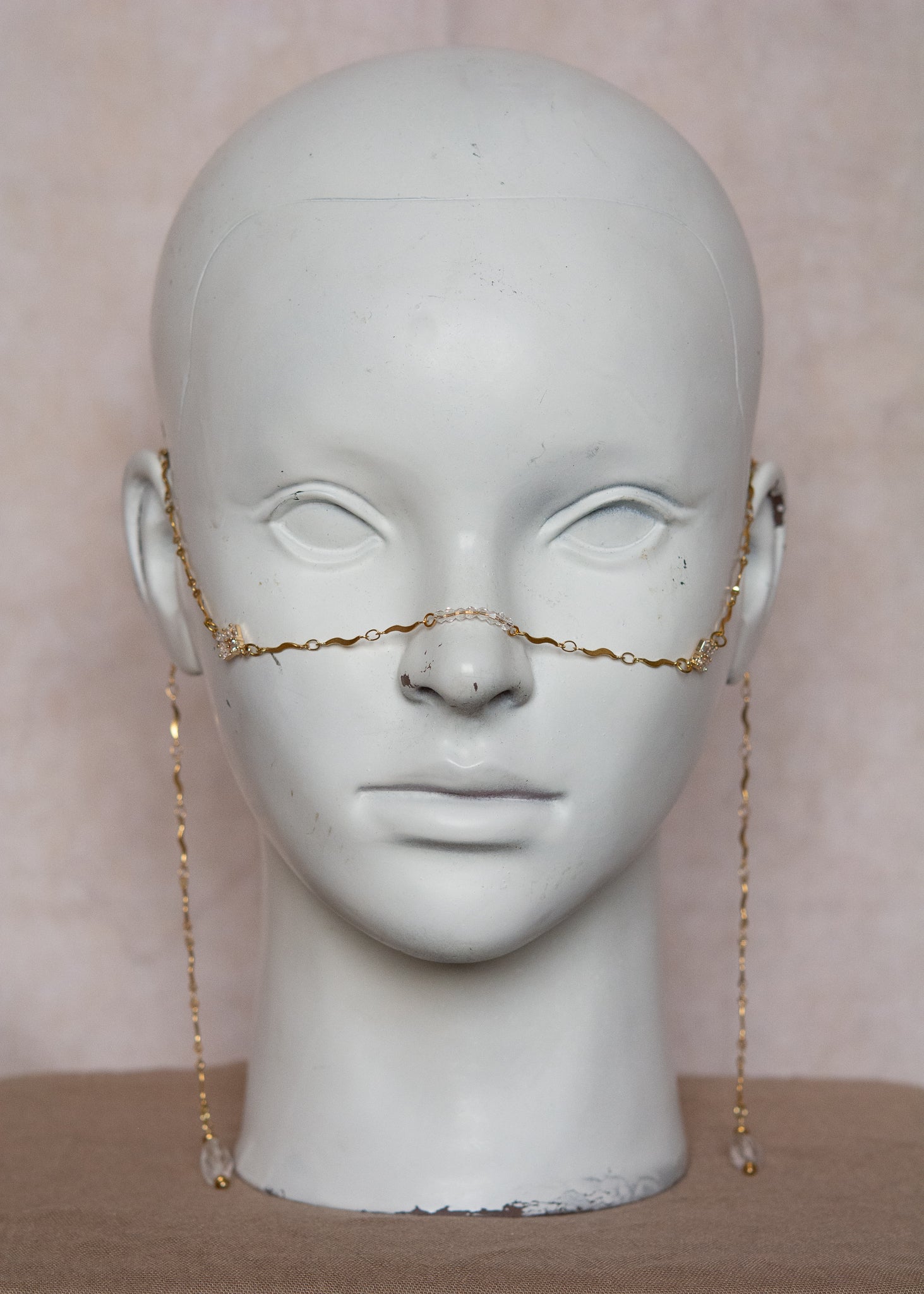 Bijou facial en acier inoxydable plaqué or avec zircon translucide serti et perles synthétiques en goutte. Accessoire royal, délicat et inspiré de Babylone.