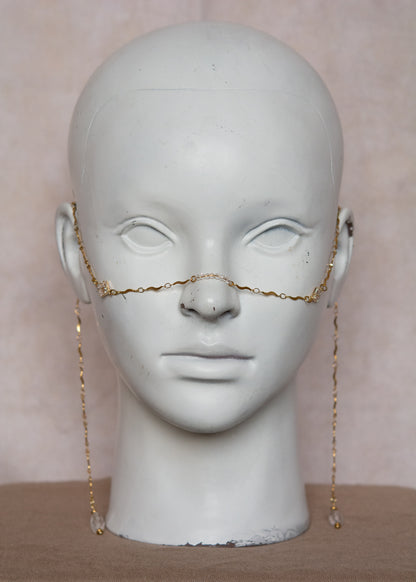 Bijou facial en acier inoxydable plaqué or avec zircon translucide serti et perles synthétiques en goutte. Accessoire royal, délicat et inspiré de Babylone.