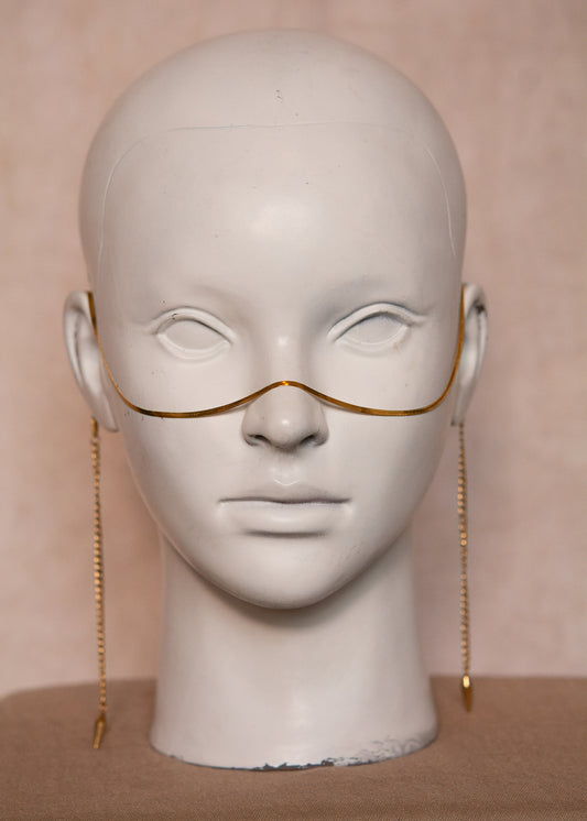 Chaîne de visage en acier doré, avec piques aux extrémités. Bijou fluide et structuré inspiré de la mythologie grecque. Bijou facial original.