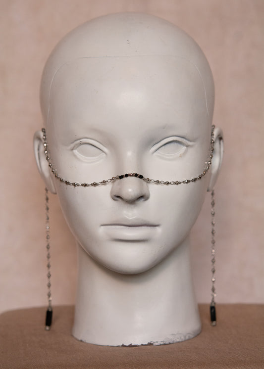 Chaîne de visage argentée avec agate noire, cristaux noirs et billes acier. Bijou bohème et protecteur pour look mystique, goth ou tribal.