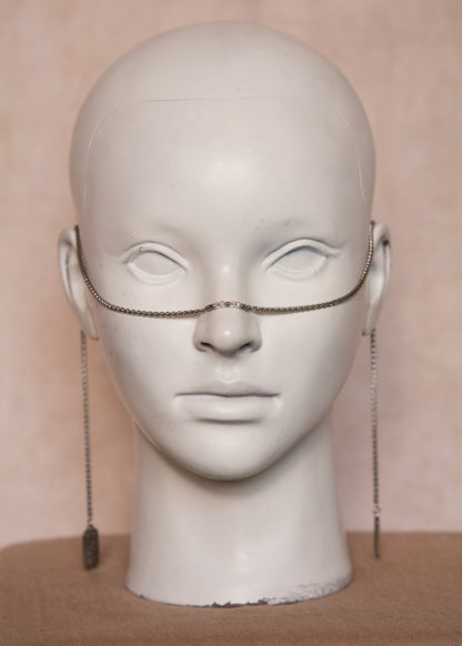 Bijou facial argenté avec cristaux translucides et cartes tarot œil. Chaîne de visage ésotérique et minimaliste, parfaite pour look mystique ou cérémonie intuitive.