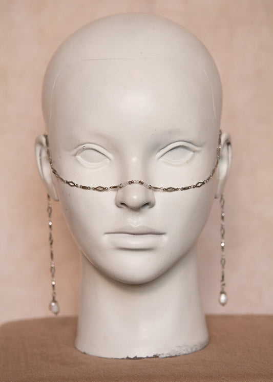 Chaîne de visage argentée avec motifs losange et perles d’eau douce. Bijou structuré et lunaire, look de festival, costume, photoshoot...