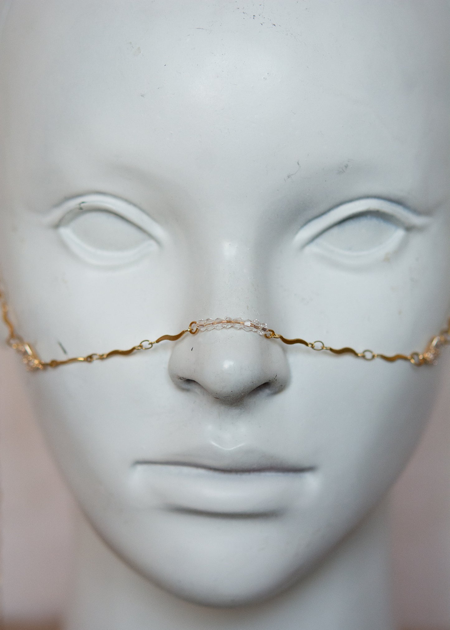 Bijou facial en acier inoxydable plaqué or avec zircon translucide serti et perles synthétiques en goutte. Accessoire royal, délicat et inspiré de Babylone.