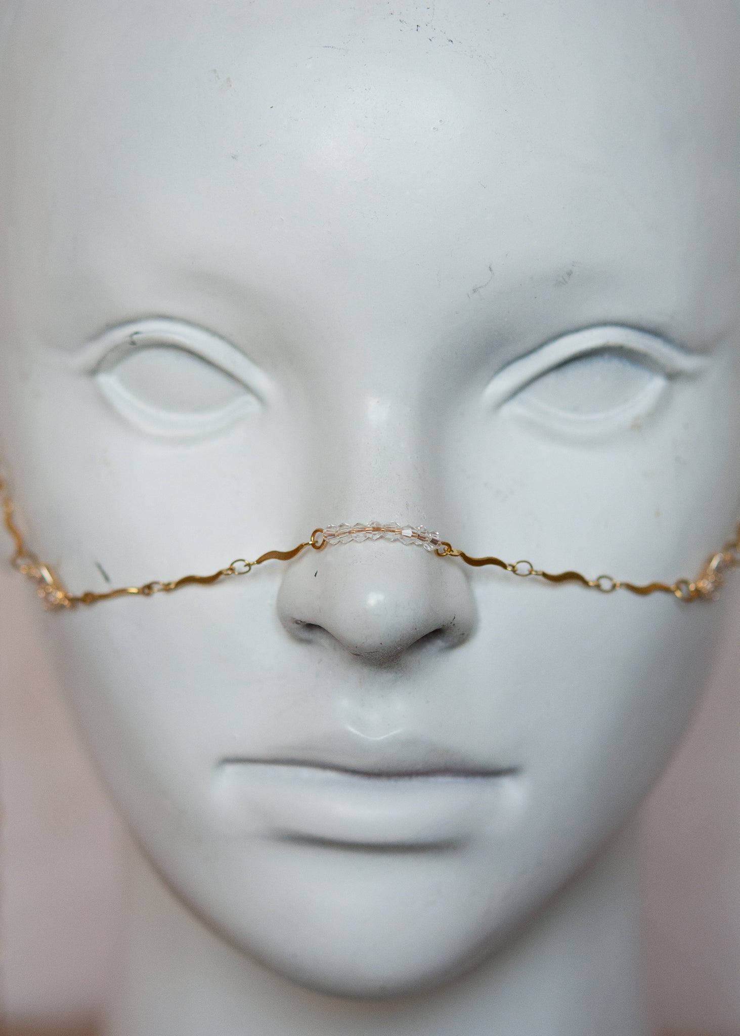 Bijou facial en acier inoxydable plaqué or avec zircon translucide serti et perles synthétiques en goutte. Accessoire royal, délicat et inspiré de Babylone.