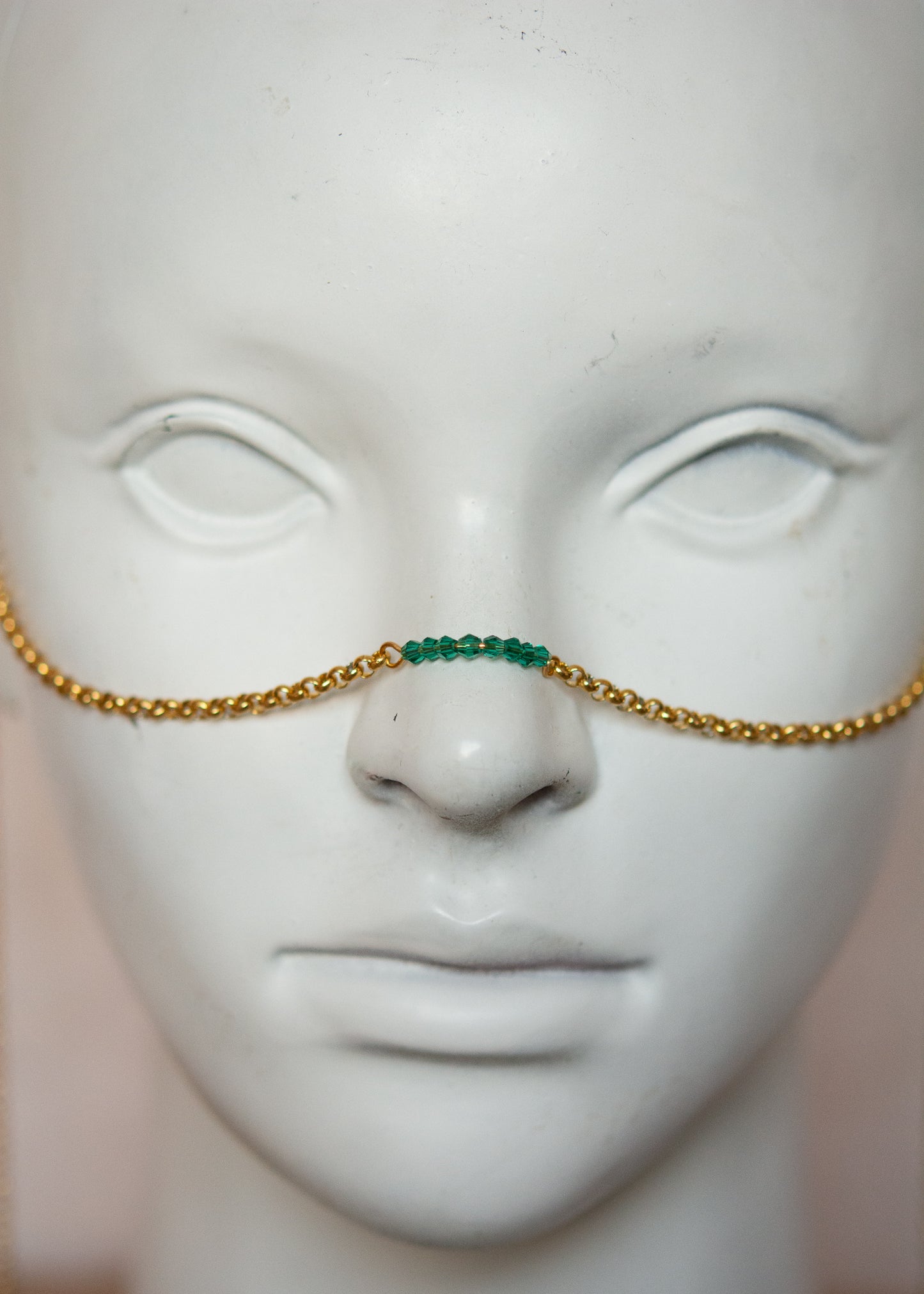 Bijou facial chaîne d'acier inoxydable plaqué or avec cristaux vert émeraude et perles synthétiques vert doré. Accessoire bohème festival, costume, photoshoot.