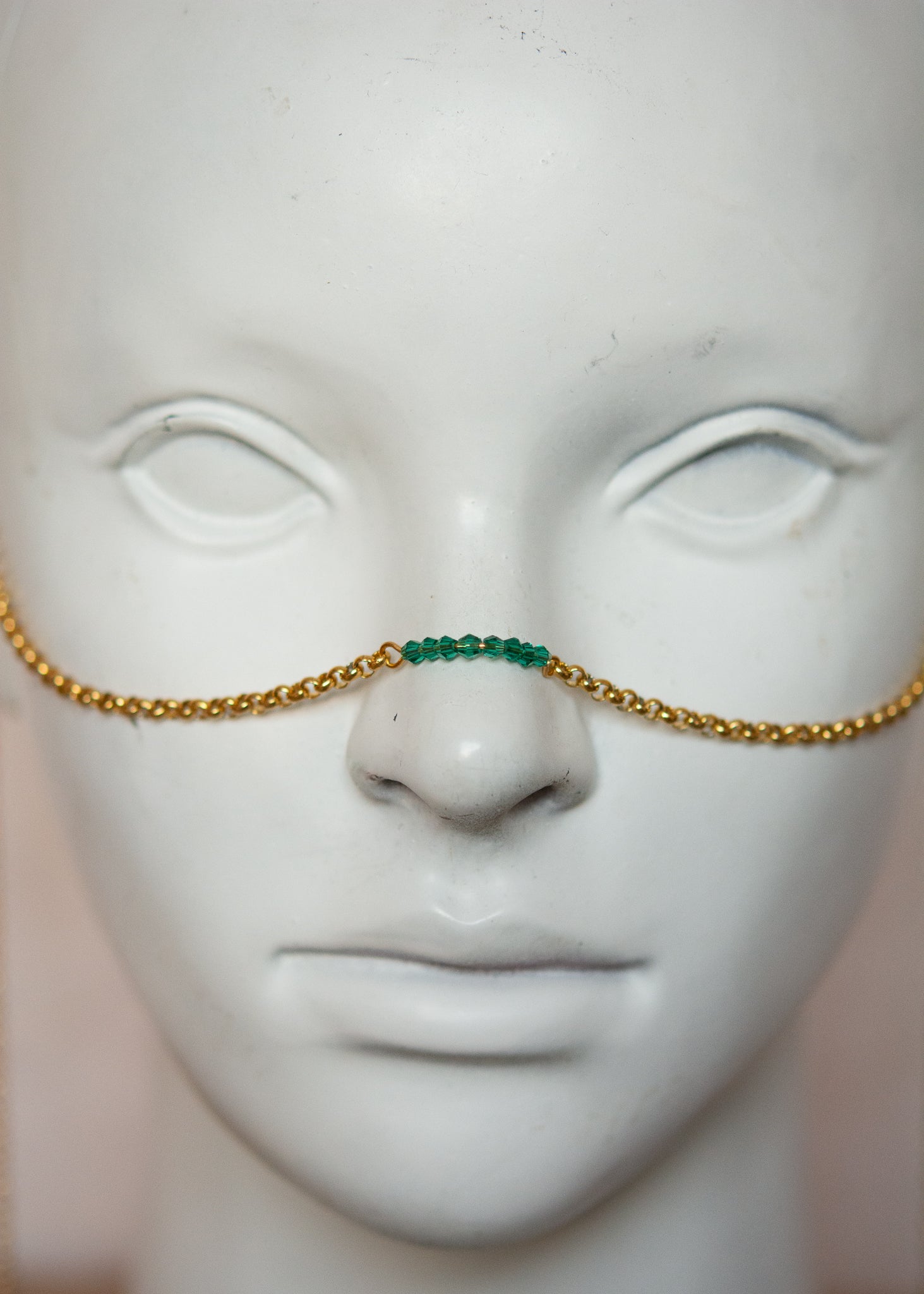 Bijou facial chaîne d'acier inoxydable plaqué or avec cristaux vert émeraude et perles synthétiques vert doré. Accessoire bohème festival, costume, photoshoot.