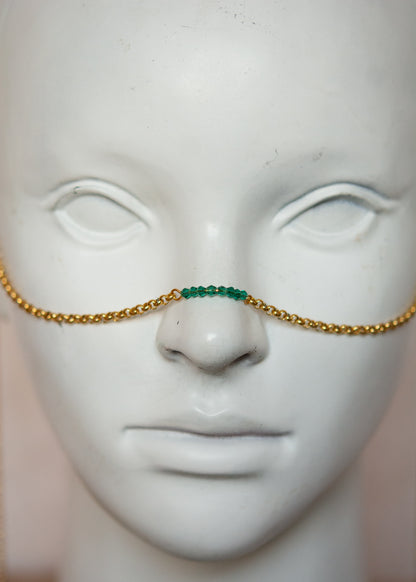 Bijou facial chaîne d'acier inoxydable plaqué or avec cristaux vert émeraude et perles synthétiques vert doré. Accessoire bohème festival, costume, photoshoot.
