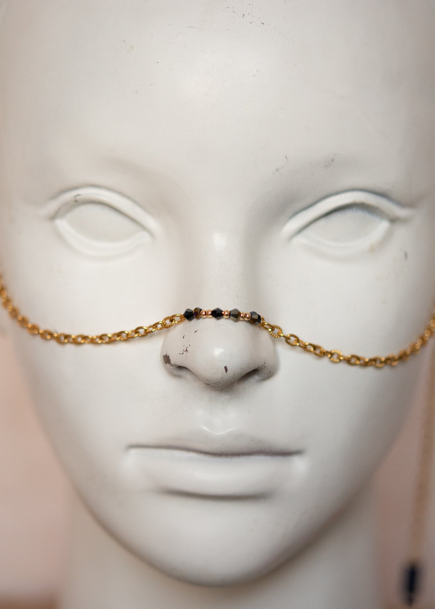 Bijou facial en chaîne d'acier inoxydable plaqué or avec pierres de lapis lazuli et cristaux aux reflets irisés. Accessoire inspiré de l’Égypte antique.