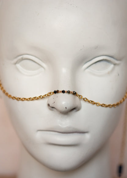 Bijou facial en chaîne d'acier inoxydable plaqué or avec pierres de lapis lazuli et cristaux aux reflets irisés. Accessoire inspiré de l’Égypte antique.